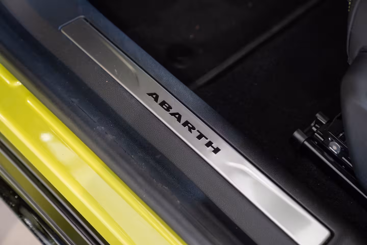 Abarth 600e Scorpionissima 54 kWh | Tot 8 Jaar Garantie | Camera | Navigatie | 20 inch Lichtmetaal | S