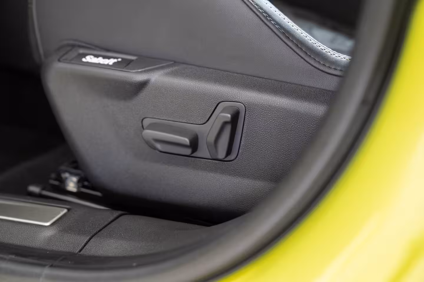 Abarth 600e Scorpionissima 54 kWh | Tot 8 Jaar Garantie | Camera | Navigatie | 20 inch Lichtmetaal | S