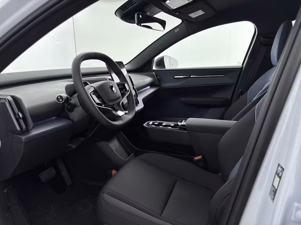 Volvo EX30 Single Motor Plus Europa 51 kWh | Stoel + Stuurverwarming | 18 inch LM Velgen | PDC + came