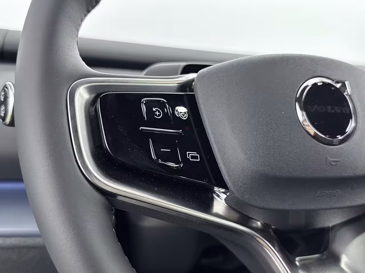 Volvo EX30 Single Motor Plus Europa 51 kWh | Stoel + Stuurverwarming | 18 inch LM Velgen | PDC + came