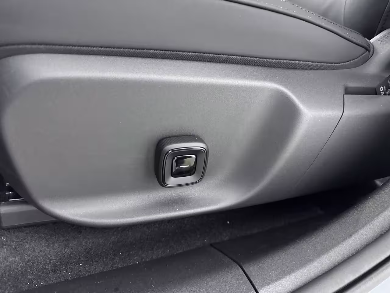 Volvo EX30 Single Motor Plus Europa 51 kWh | Stoel + Stuurverwarming | 18 inch LM Velgen | PDC + came