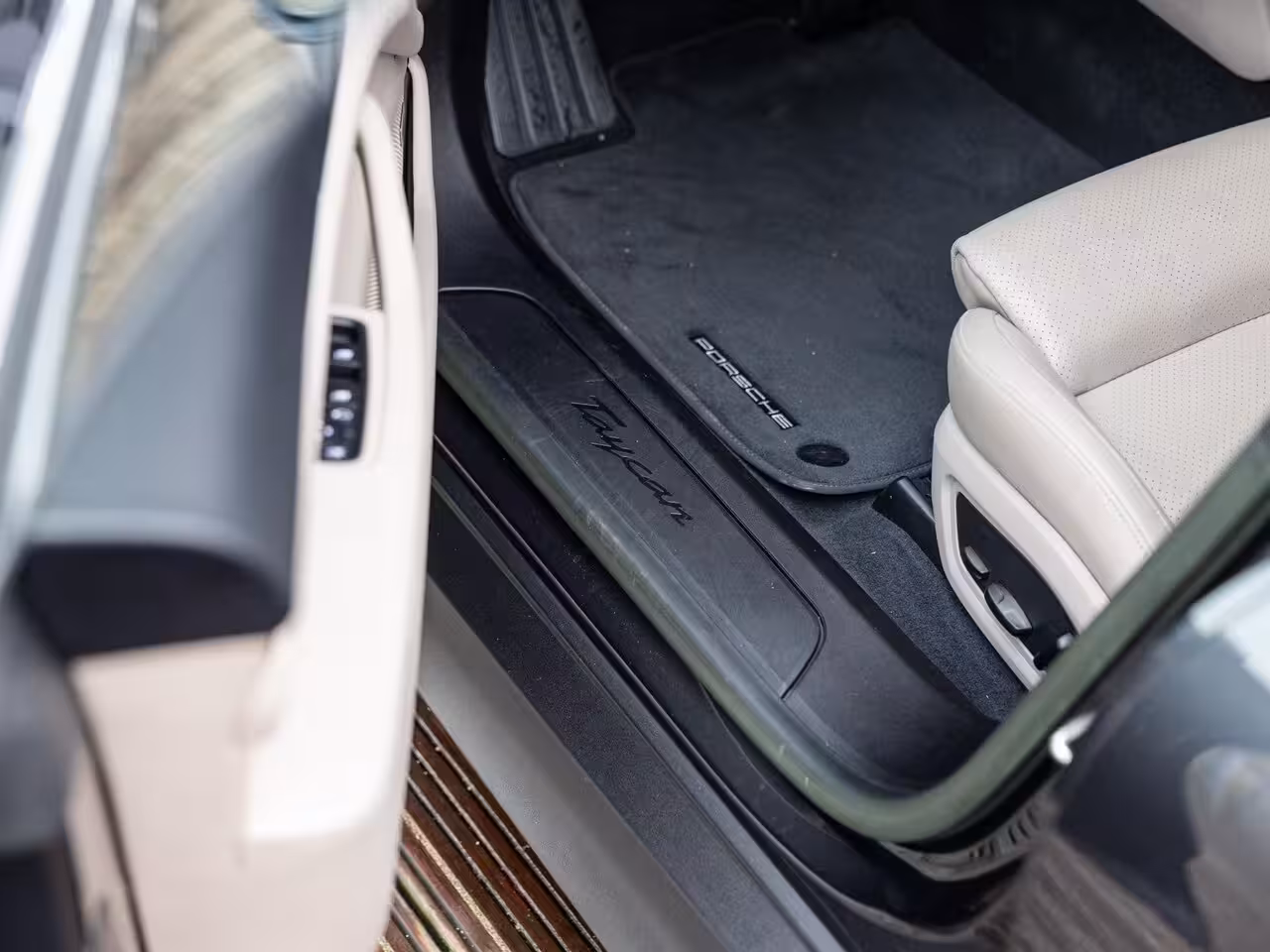 Porsche Taycan Sport Turismo 79 kWh | BOSE | PASM LUCHTVERING | PANORAMADAK | 20 INCH | ACHTERUITRIJCAMERA | WARMTEPOMP