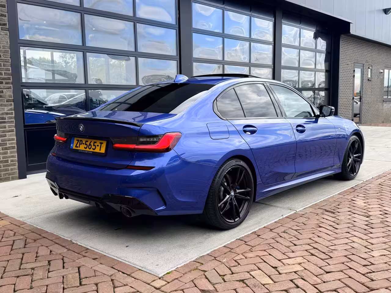 BMW 3-serie 320i High Executive Edition | M-pakket | Leer | Schuif/kantel dak | LED |