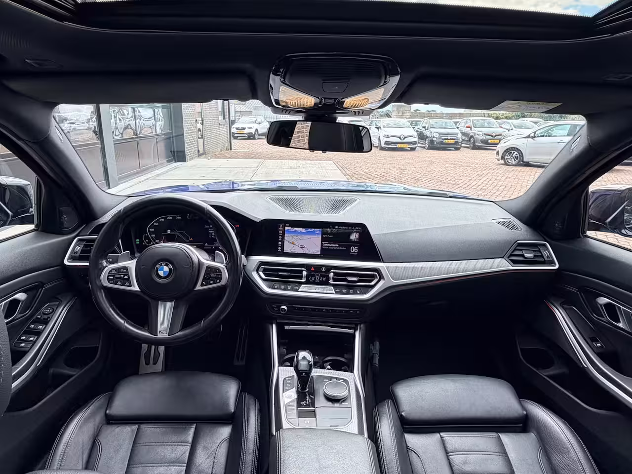 BMW 3-serie 320i High Executive Edition | M-pakket | Leer | Schuif/kantel dak | LED |