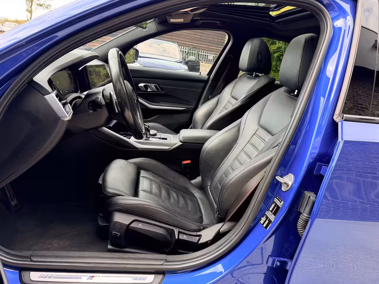 BMW 3-serie 320i High Executive Edition | M-pakket | Leer | Schuif/kantel dak | LED |