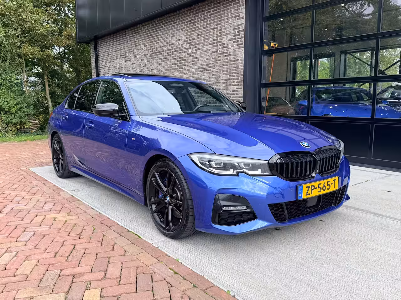 BMW 3-serie 320i High Executive Edition | M-pakket | Leer | Schuif/kantel dak | LED |