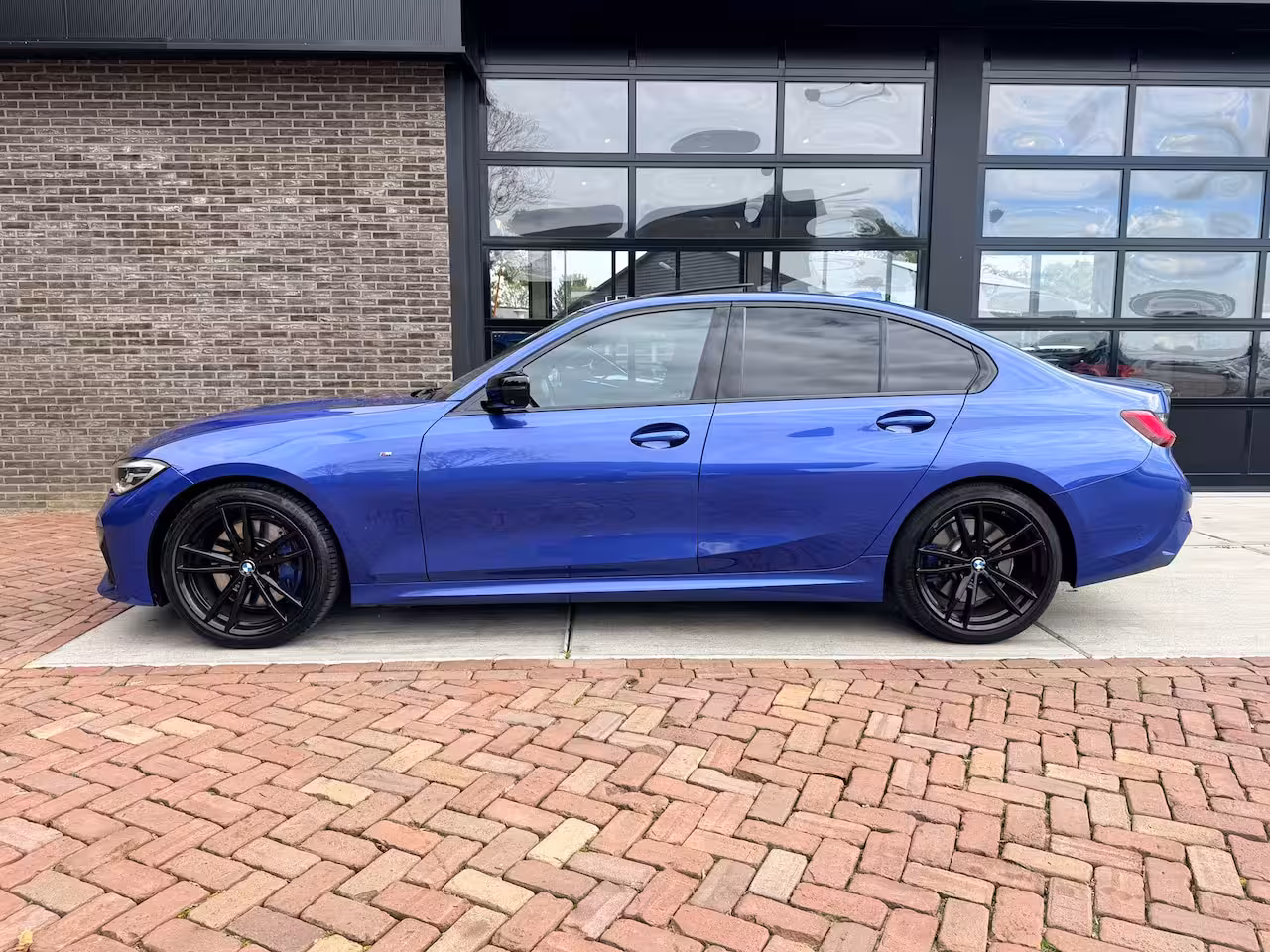 BMW 3-serie 320i High Executive Edition | M-pakket | Leer | Schuif/kantel dak | LED |