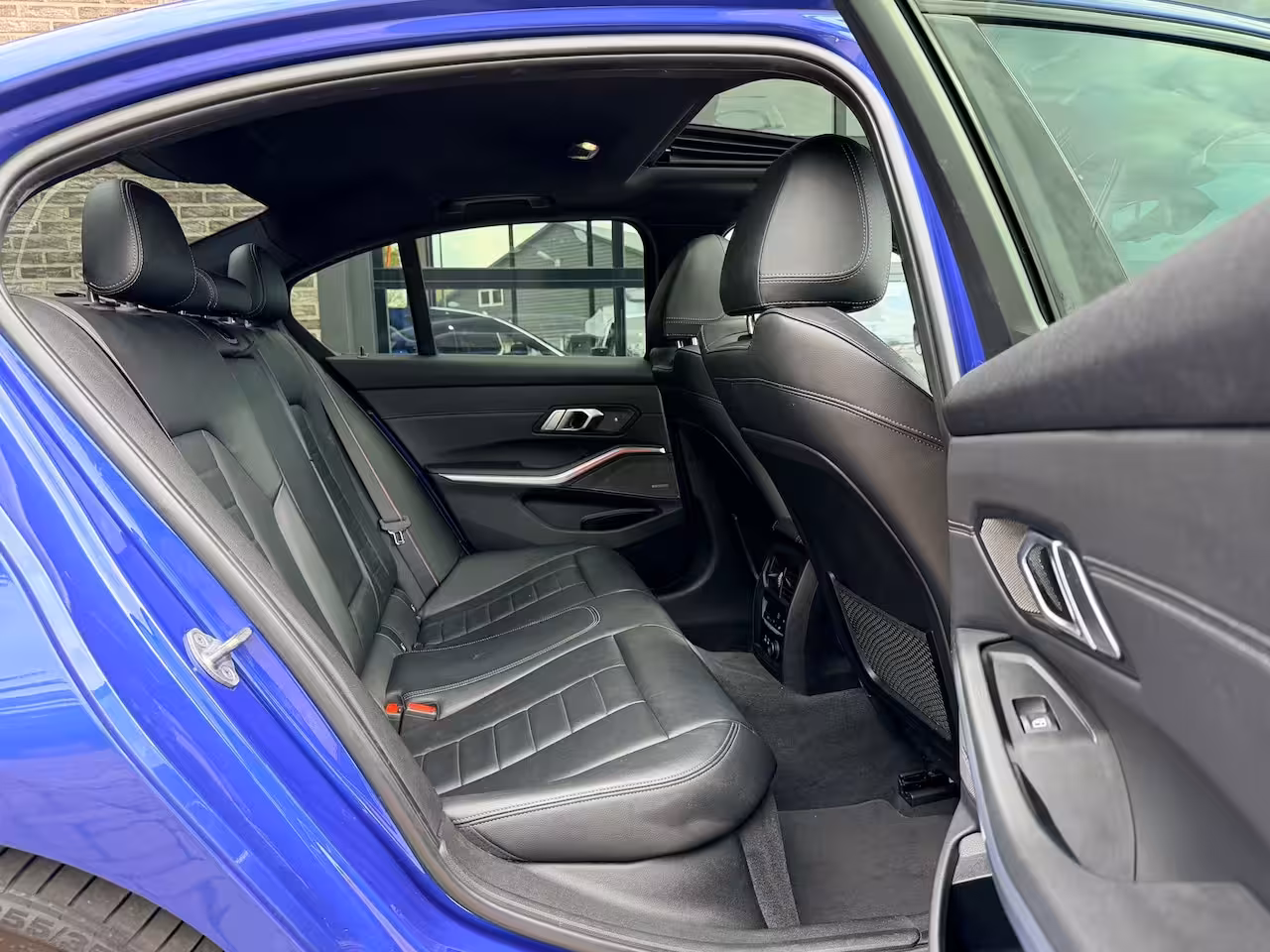 BMW 3-serie 320i High Executive Edition | M-pakket | Leer | Schuif/kantel dak | LED |