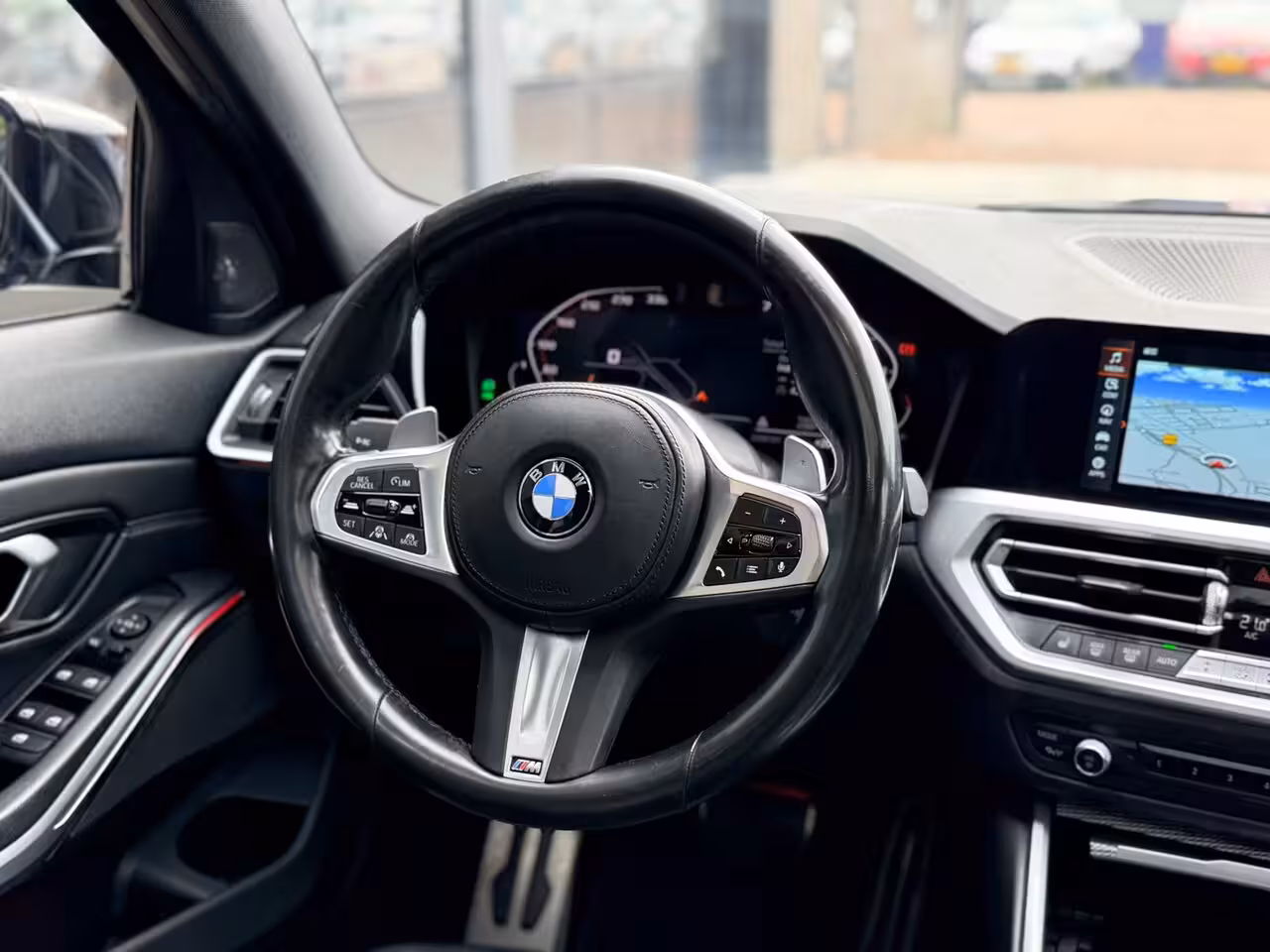 BMW 3-serie 320i High Executive Edition | M-pakket | Leer | Schuif/kantel dak | LED |