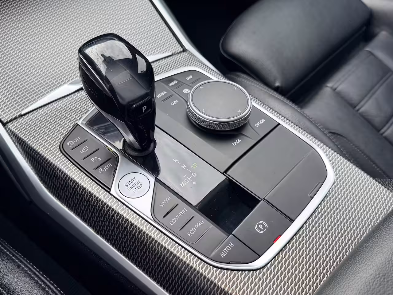 BMW 3-serie 320i High Executive Edition | M-pakket | Leer | Schuif/kantel dak | LED |