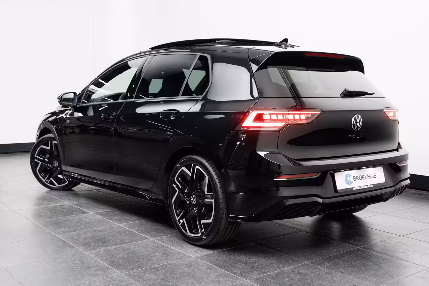 Volkswagen Golf Plus 1.5 eTSI 150PK R-Line | 360 camera | Schuif-kanteldak | R-Line stoelen | Sportonderstel |