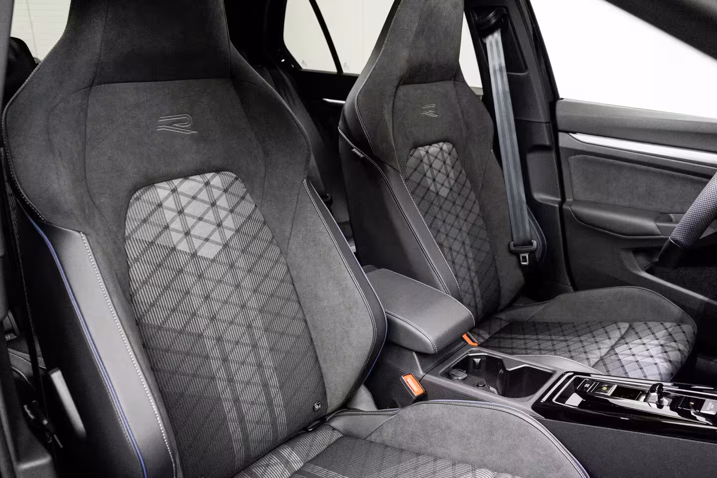 Volkswagen Golf Plus 1.5 eTSI 150PK R-Line | 360 camera | Schuif-kanteldak | R-Line stoelen | Sportonderstel |