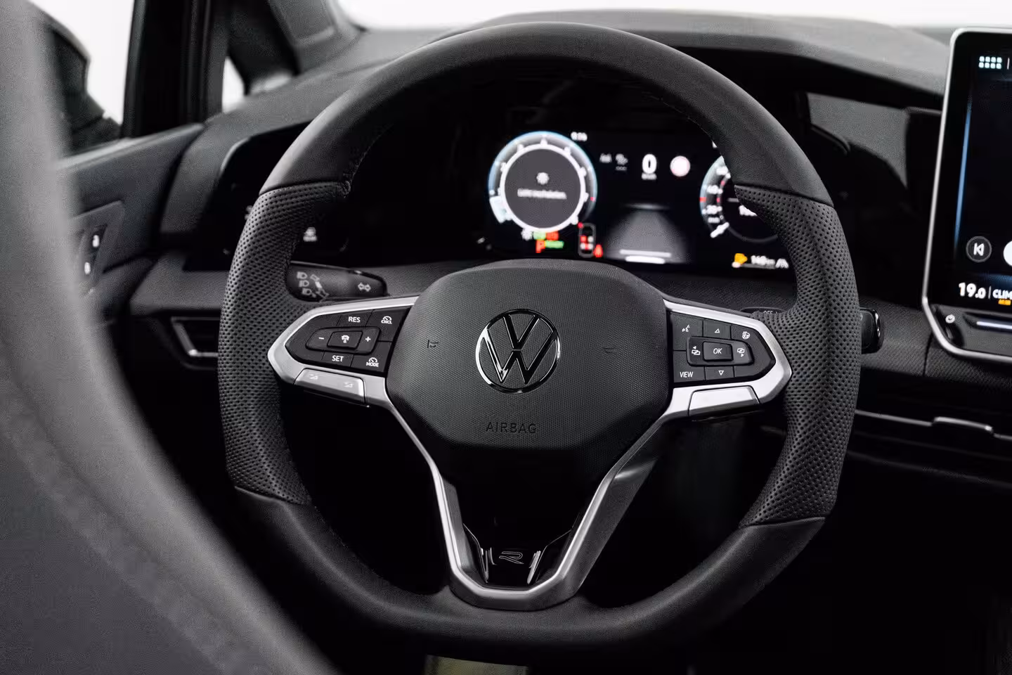 Volkswagen Golf Plus 1.5 eTSI 150PK R-Line | 360 camera | Schuif-kanteldak | R-Line stoelen | Sportonderstel |