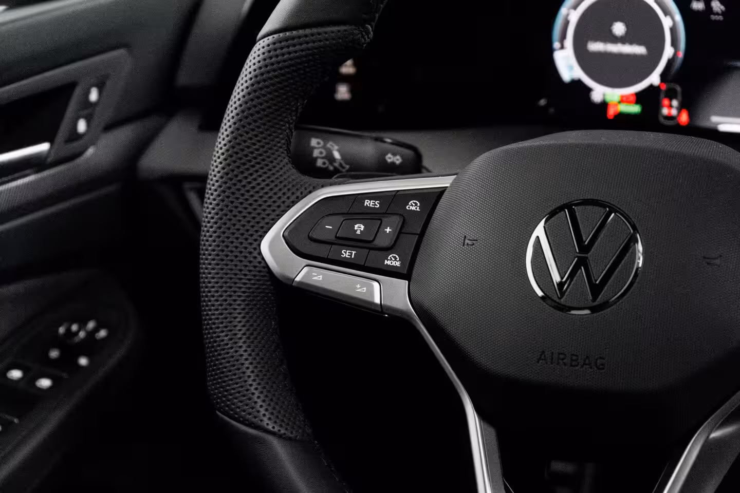 Volkswagen Golf Plus 1.5 eTSI 150PK R-Line | 360 camera | Schuif-kanteldak | R-Line stoelen | Sportonderstel |