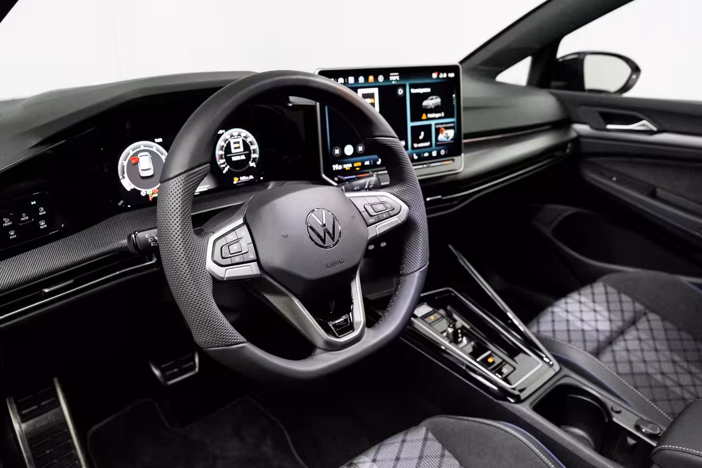 Volkswagen Golf Plus 1.5 eTSI 150PK R-Line | 360 camera | Schuif-kanteldak | R-Line stoelen | Sportonderstel |