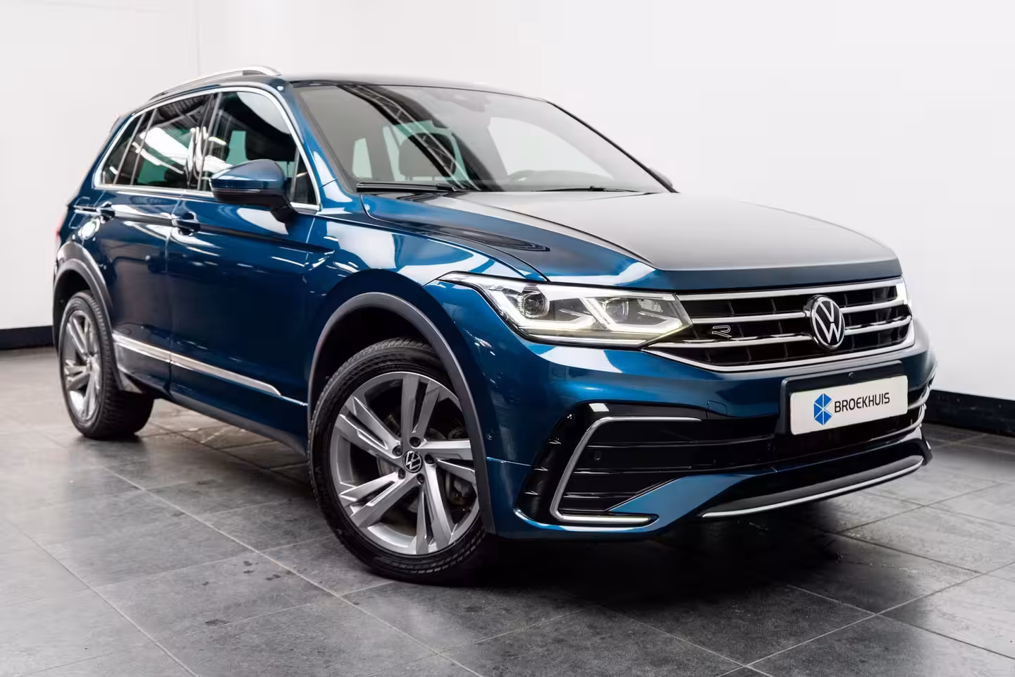 Volkswagen Tiguan 1.4 eHybrid 245 pk R-Line Business 6-DSG | Panoramadak | Rondomzicht camera | Cruise contr