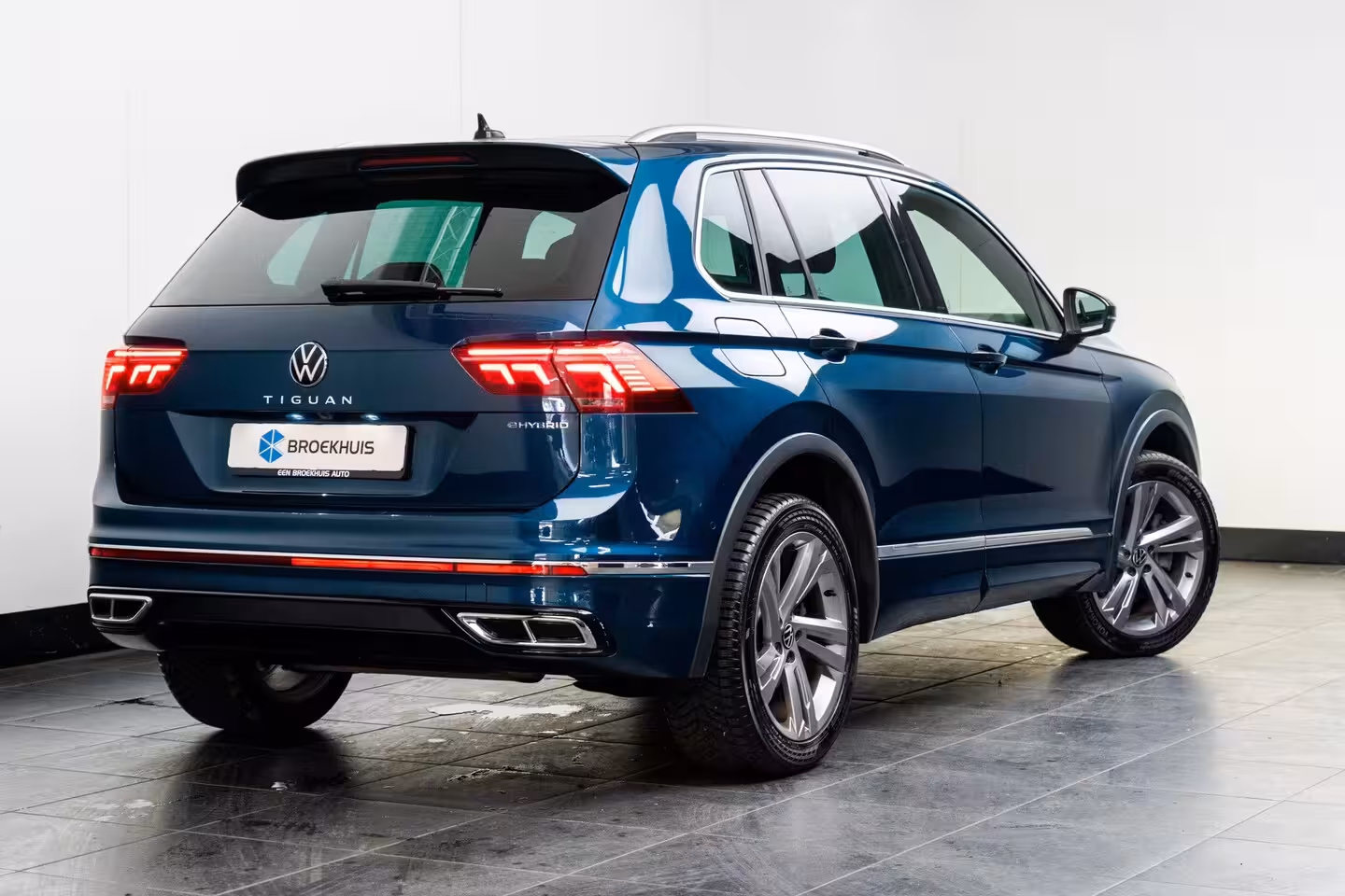 Volkswagen Tiguan 1.4 eHybrid 245 pk R-Line Business 6-DSG | Panoramadak | Rondomzicht camera | Cruise contr