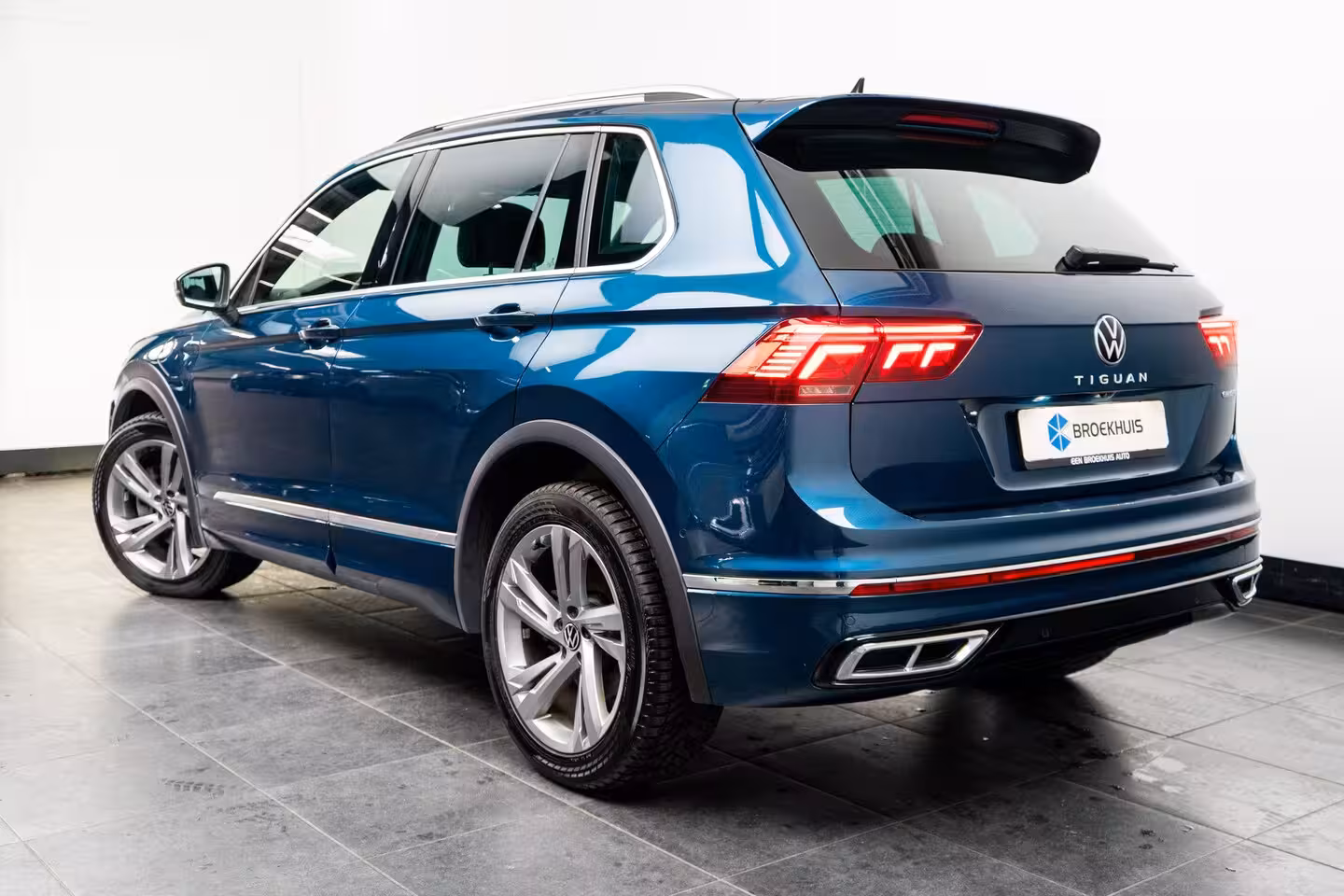 Volkswagen Tiguan 1.4 eHybrid 245 pk R-Line Business 6-DSG | Panoramadak | Rondomzicht camera | Cruise contr