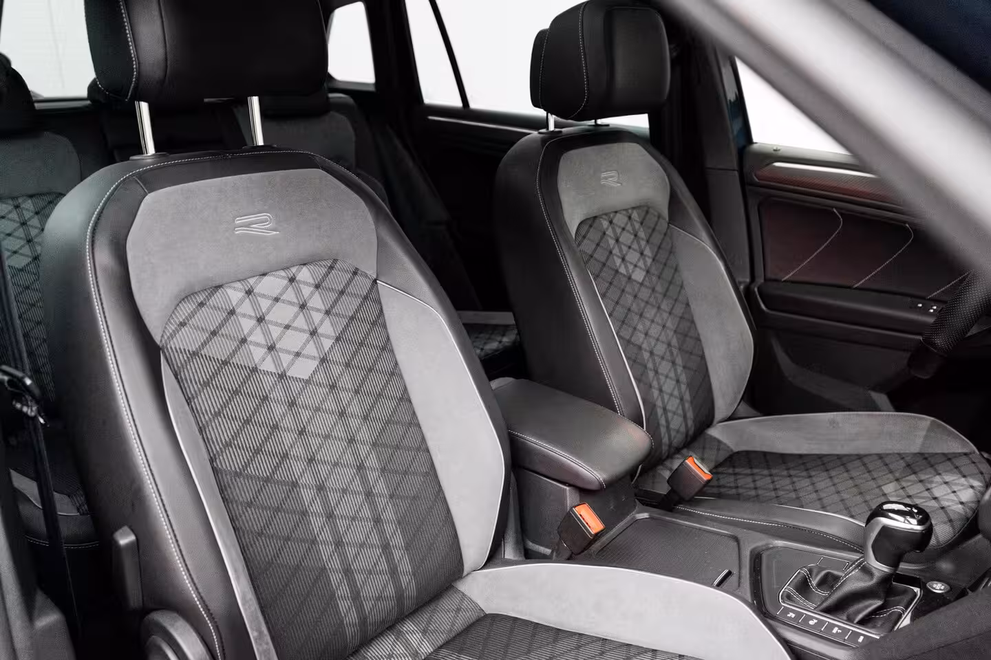 Volkswagen Tiguan 1.4 eHybrid 245 pk R-Line Business 6-DSG | Panoramadak | Rondomzicht camera | Cruise contr