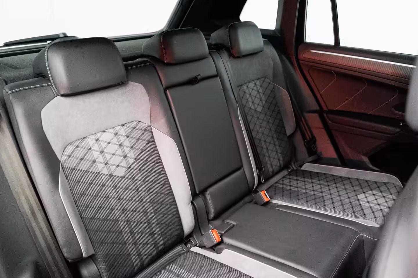 Volkswagen Tiguan 1.4 eHybrid 245 pk R-Line Business 6-DSG | Panoramadak | Rondomzicht camera | Cruise contr