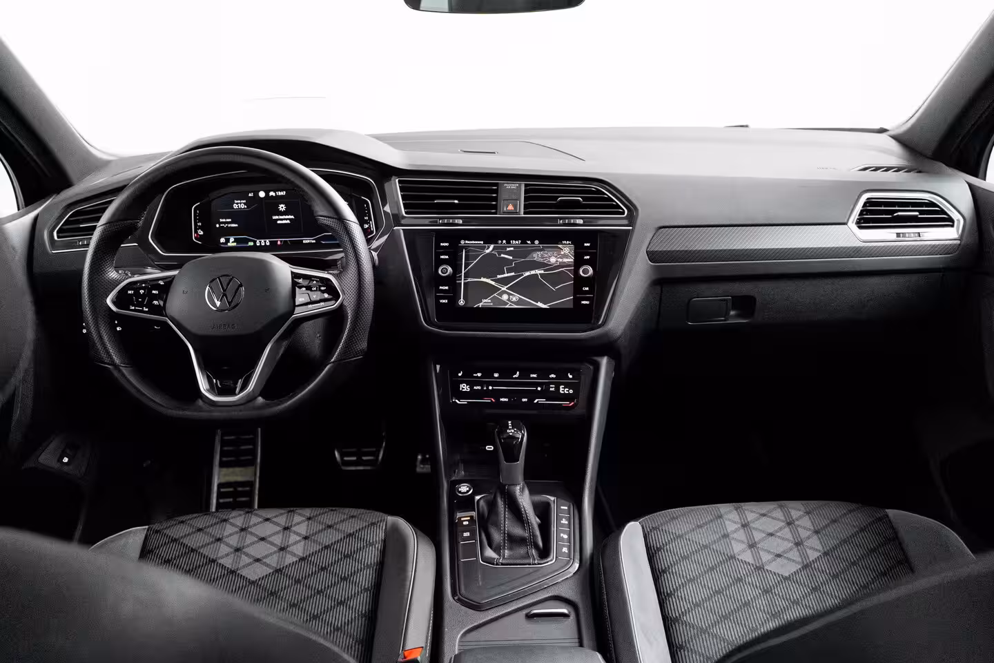 Volkswagen Tiguan 1.4 eHybrid 245 pk R-Line Business 6-DSG | Panoramadak | Rondomzicht camera | Cruise contr