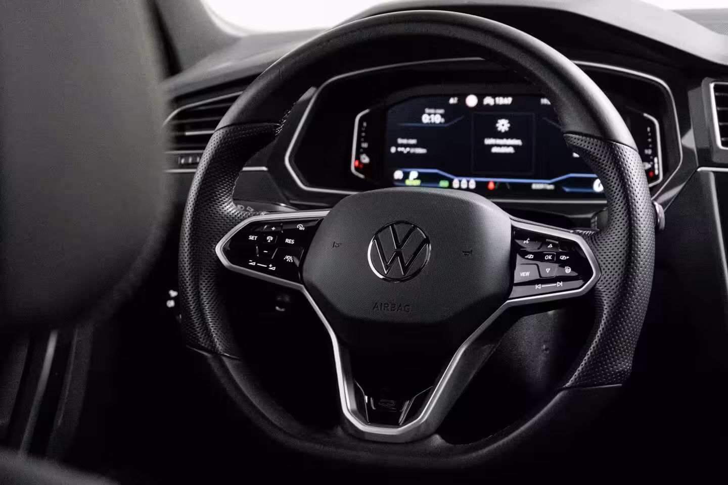 Volkswagen Tiguan 1.4 eHybrid 245 pk R-Line Business 6-DSG | Panoramadak | Rondomzicht camera | Cruise contr