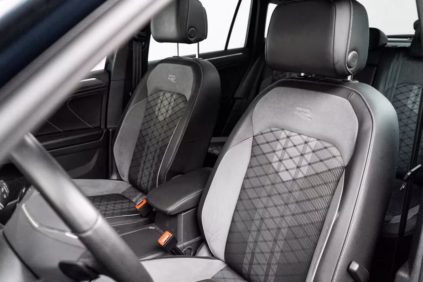 Volkswagen Tiguan 1.4 eHybrid 245 pk R-Line Business 6-DSG | Panoramadak | Rondomzicht camera | Cruise contr