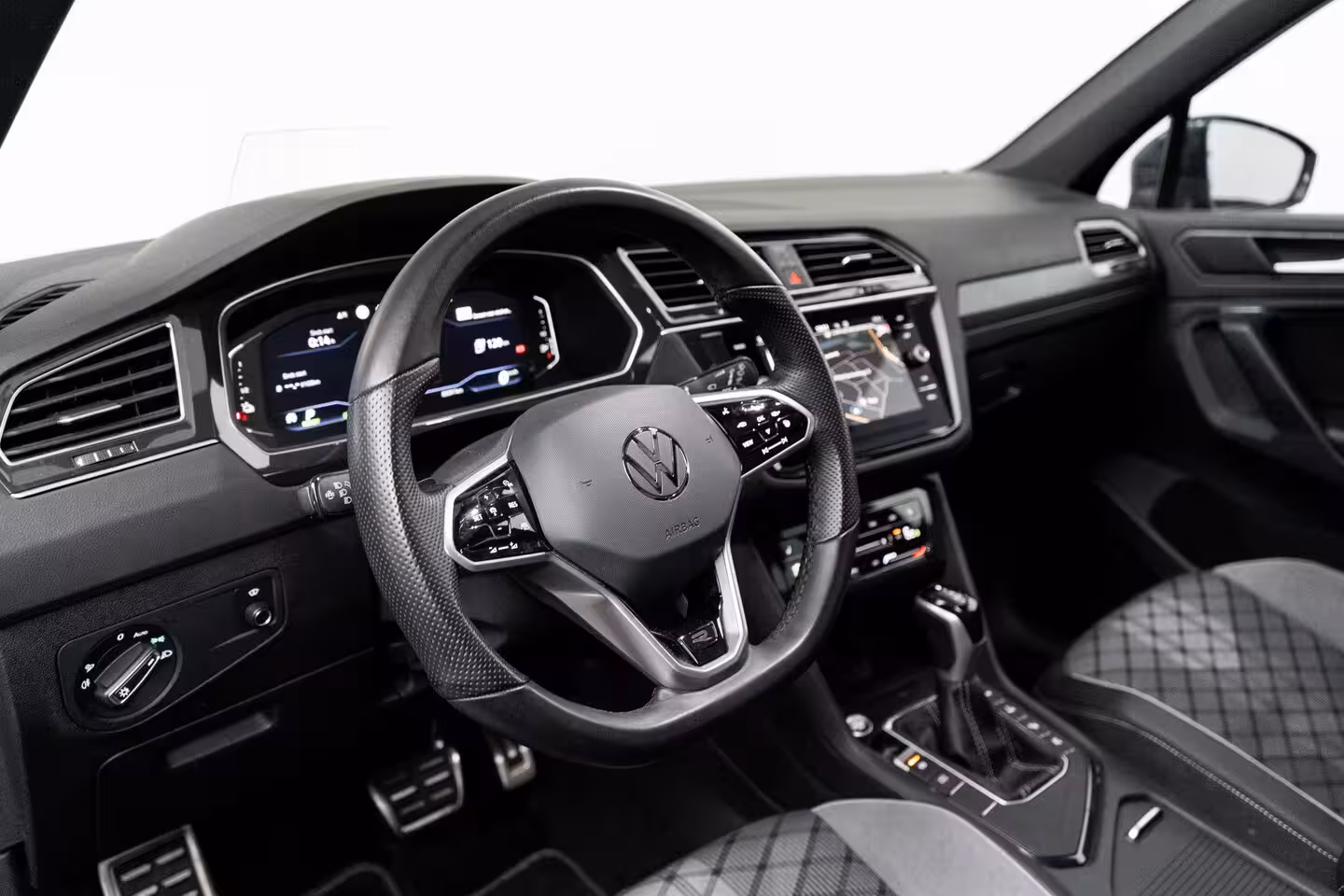Volkswagen Tiguan 1.4 eHybrid 245 pk R-Line Business 6-DSG | Panoramadak | Rondomzicht camera | Cruise contr