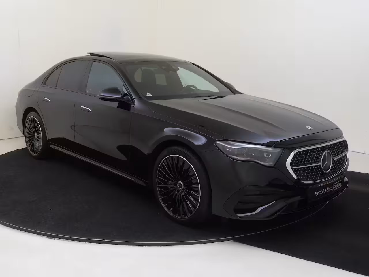 Mercedes-Benz E-klasse 300 e Sport Edition Panoramadak / Rijassistentiepakket / 360 camera / Sluitbekrachtiging