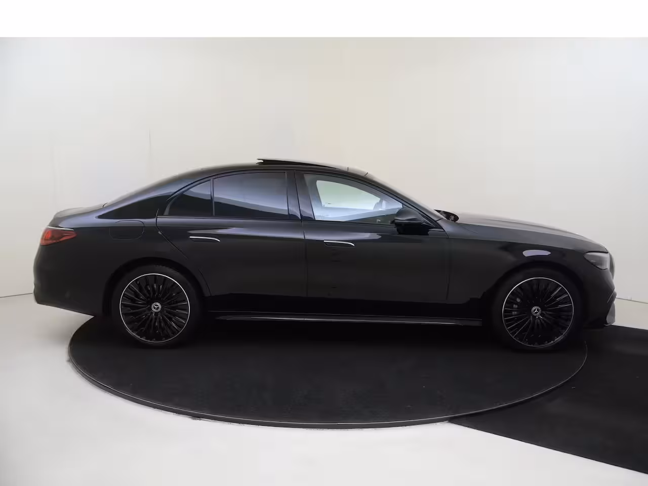 Mercedes-Benz E-klasse 300 e Sport Edition Panoramadak / Rijassistentiepakket / 360 camera / Sluitbekrachtiging