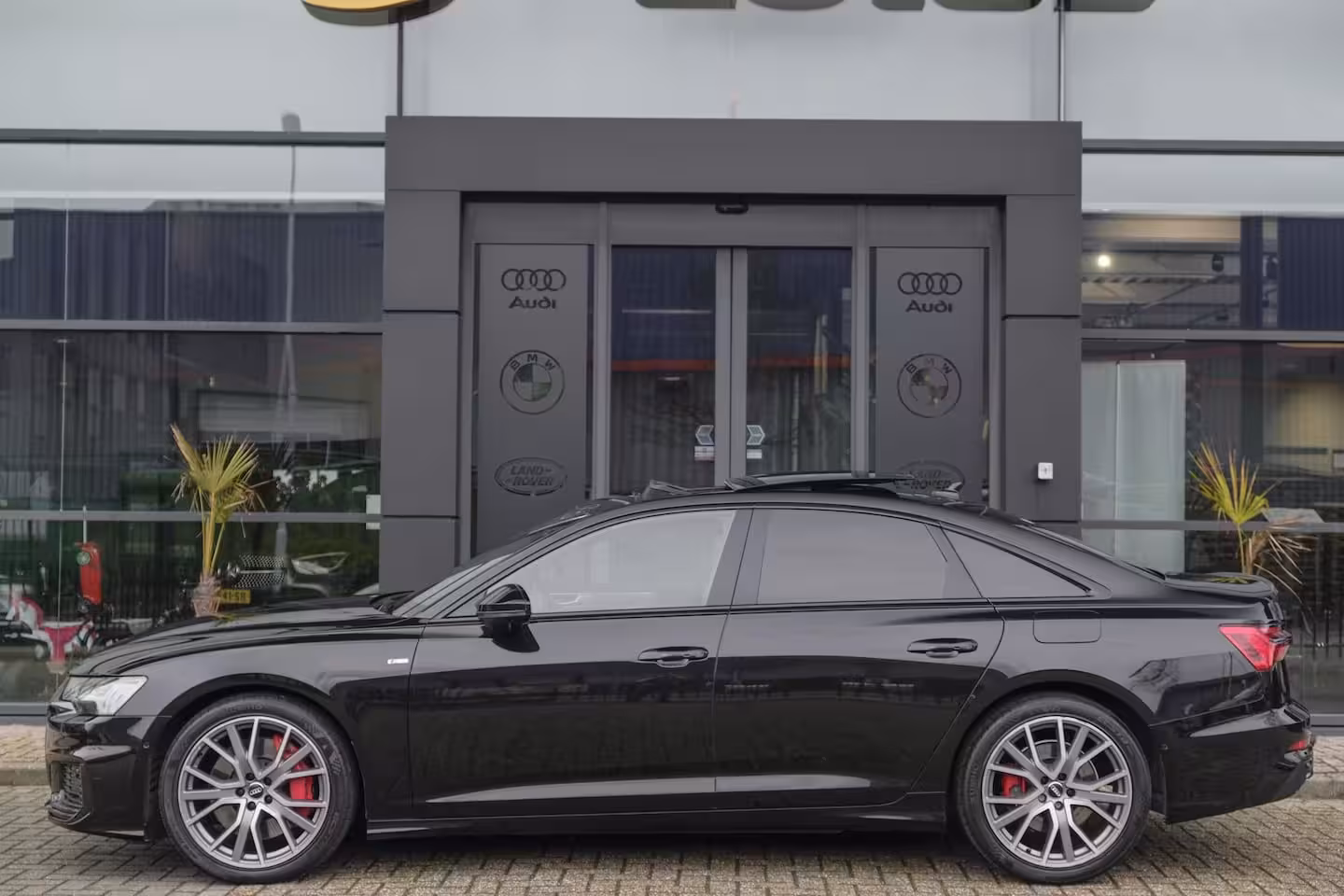 Audi A6 Limousine 55 TFSIe Competion 367pk Quattro Panoramadak 4-wielbesturing *SOH 95%* Nachtzicht B&O audi