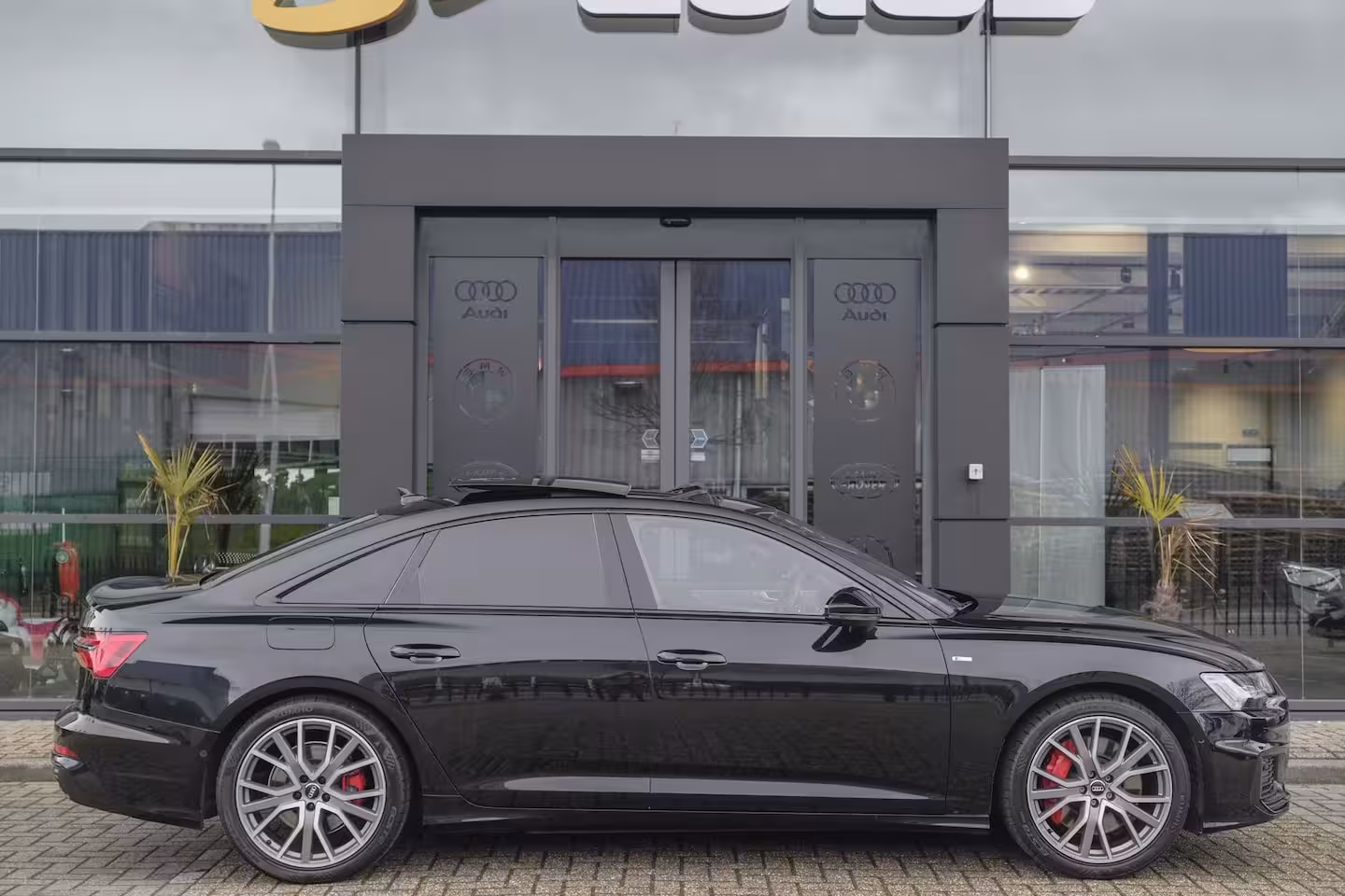 Audi A6 Limousine 55 TFSIe Competion 367pk Quattro Panoramadak 4-wielbesturing *SOH 95%* Nachtzicht B&O audi