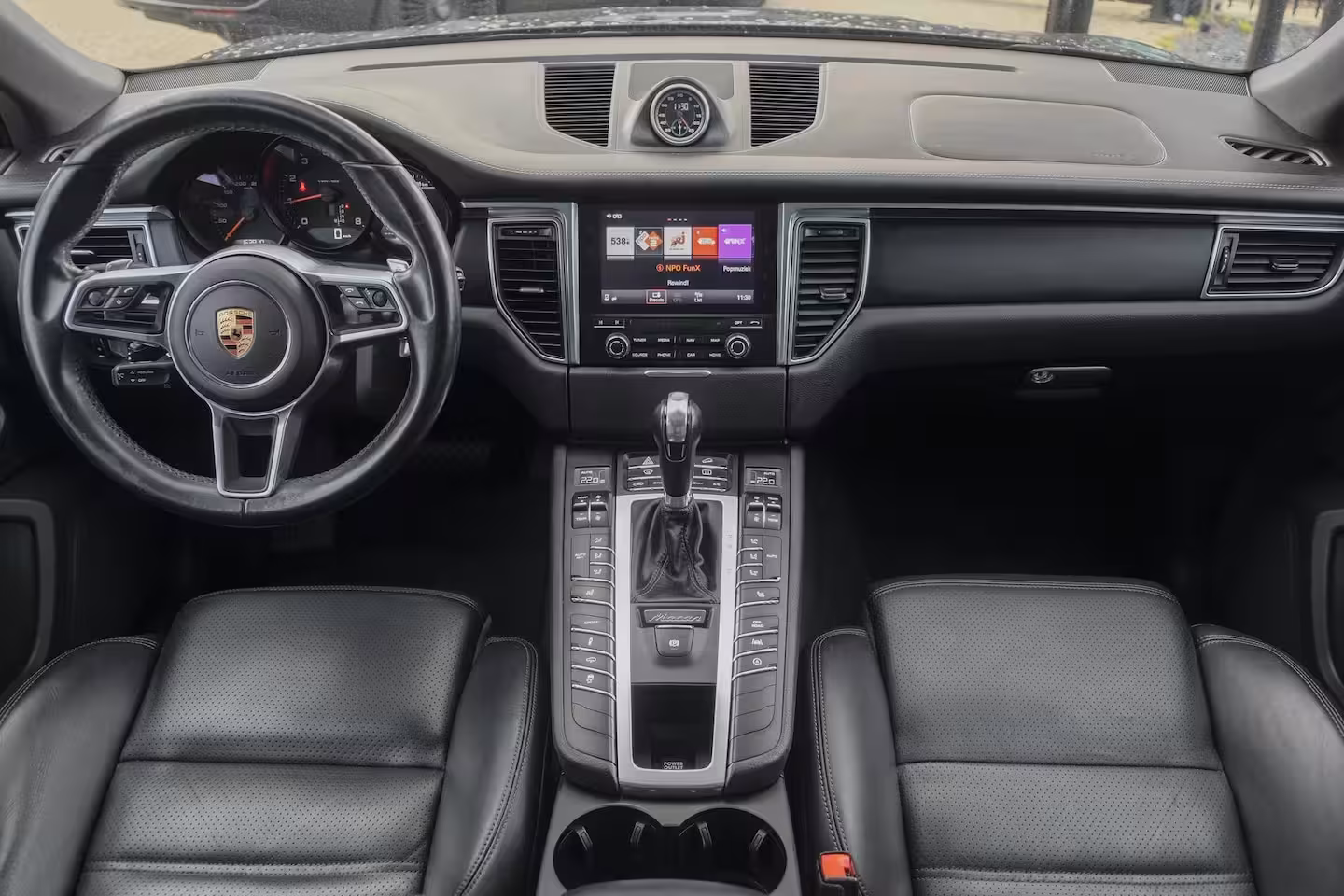 Porsche Macan 2.0 T 252pk Panoramadak Luchtvering Sport chrono 18-weg Sportstoelen Trekhaak elektrisch 2