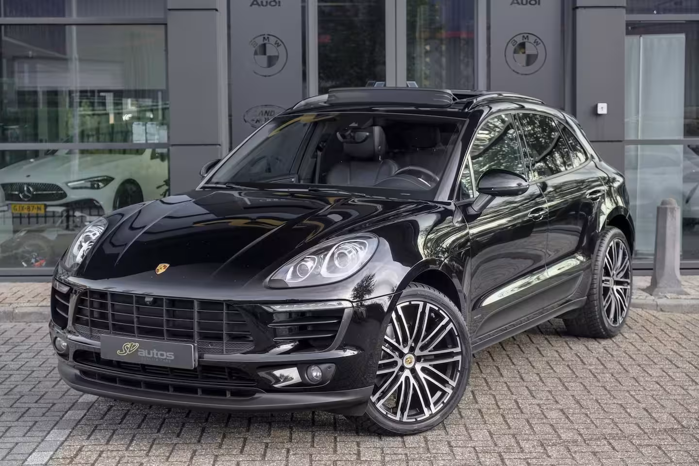 Porsche Macan 2.0 T 252pk Panoramadak Luchtvering Sport chrono 18-weg Sportstoelen Trekhaak elektrisch 2
