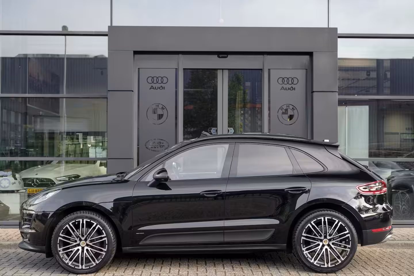 Porsche Macan 2.0 T 252pk Panoramadak Luchtvering Sport chrono 18-weg Sportstoelen Trekhaak elektrisch 2