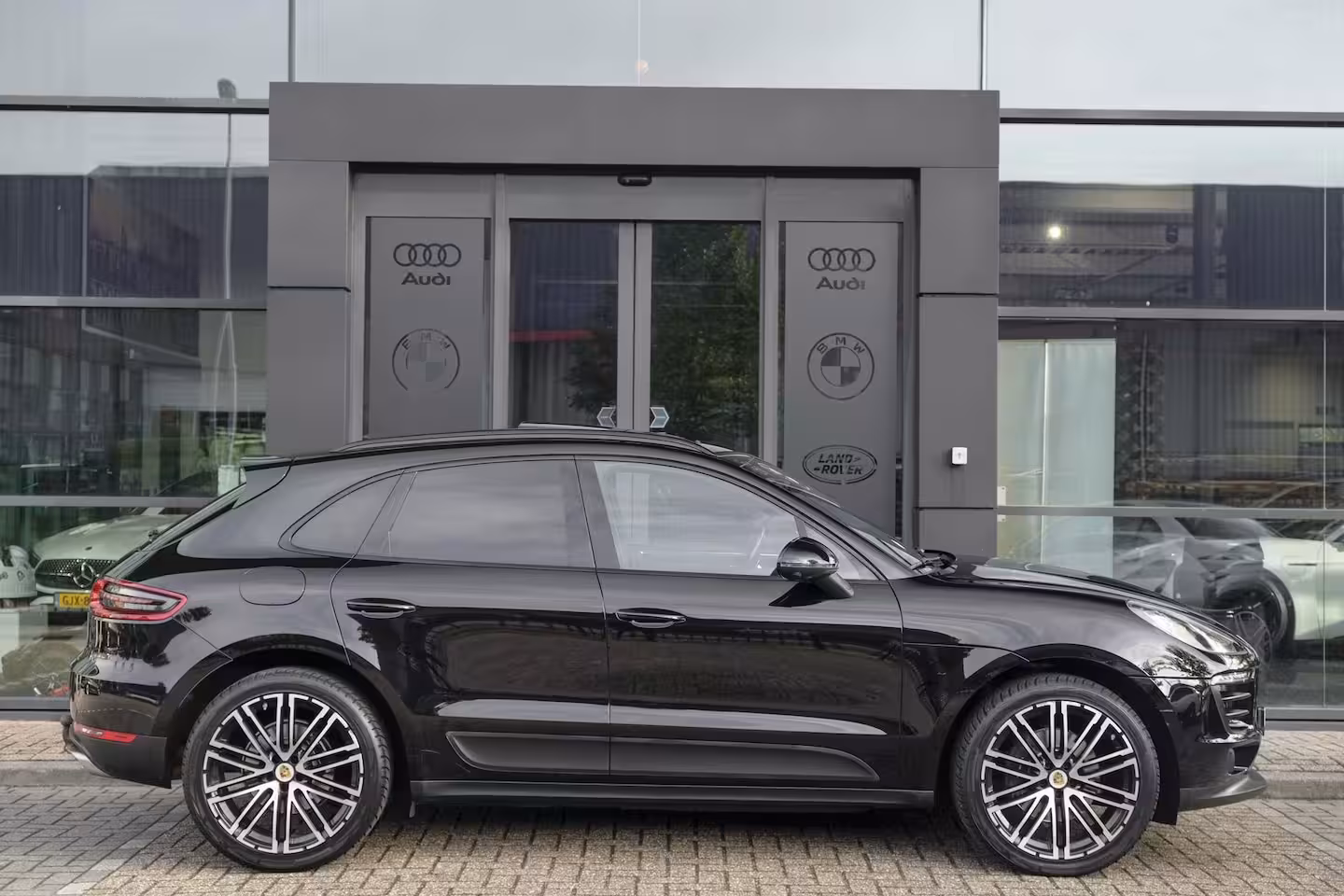 Porsche Macan 2.0 T 252pk Panoramadak Luchtvering Sport chrono 18-weg Sportstoelen Trekhaak elektrisch 2