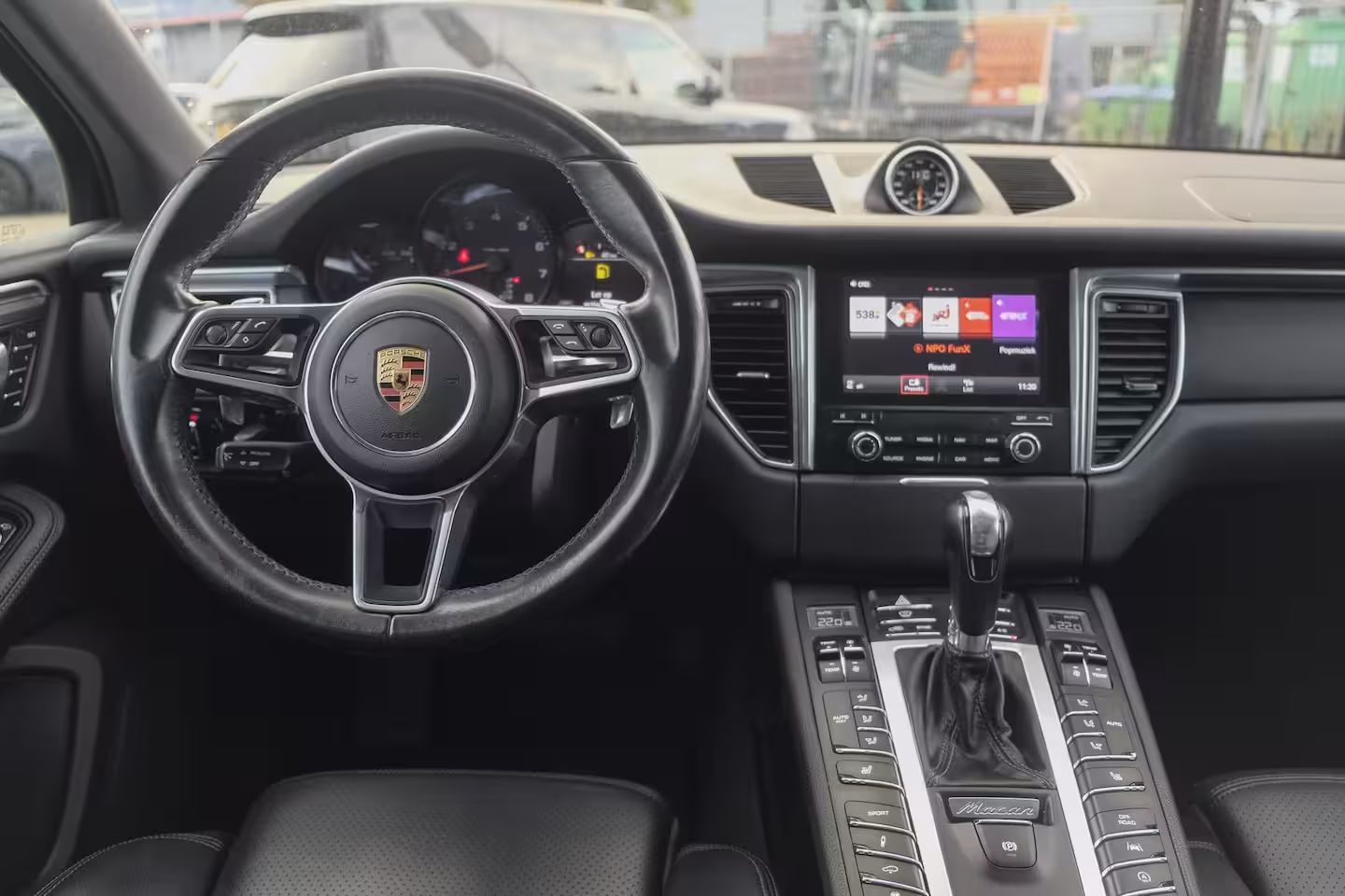 Porsche Macan 2.0 T 252pk Panoramadak Luchtvering Sport chrono 18-weg Sportstoelen Trekhaak elektrisch 2