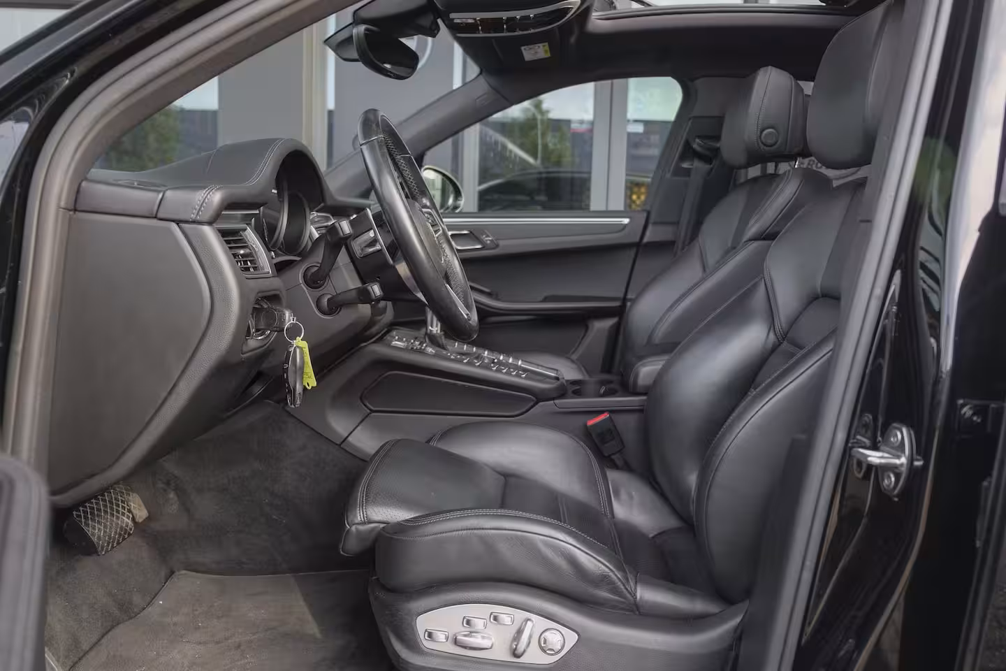 Porsche Macan 2.0 T 252pk Panoramadak Luchtvering Sport chrono 18-weg Sportstoelen Trekhaak elektrisch 2