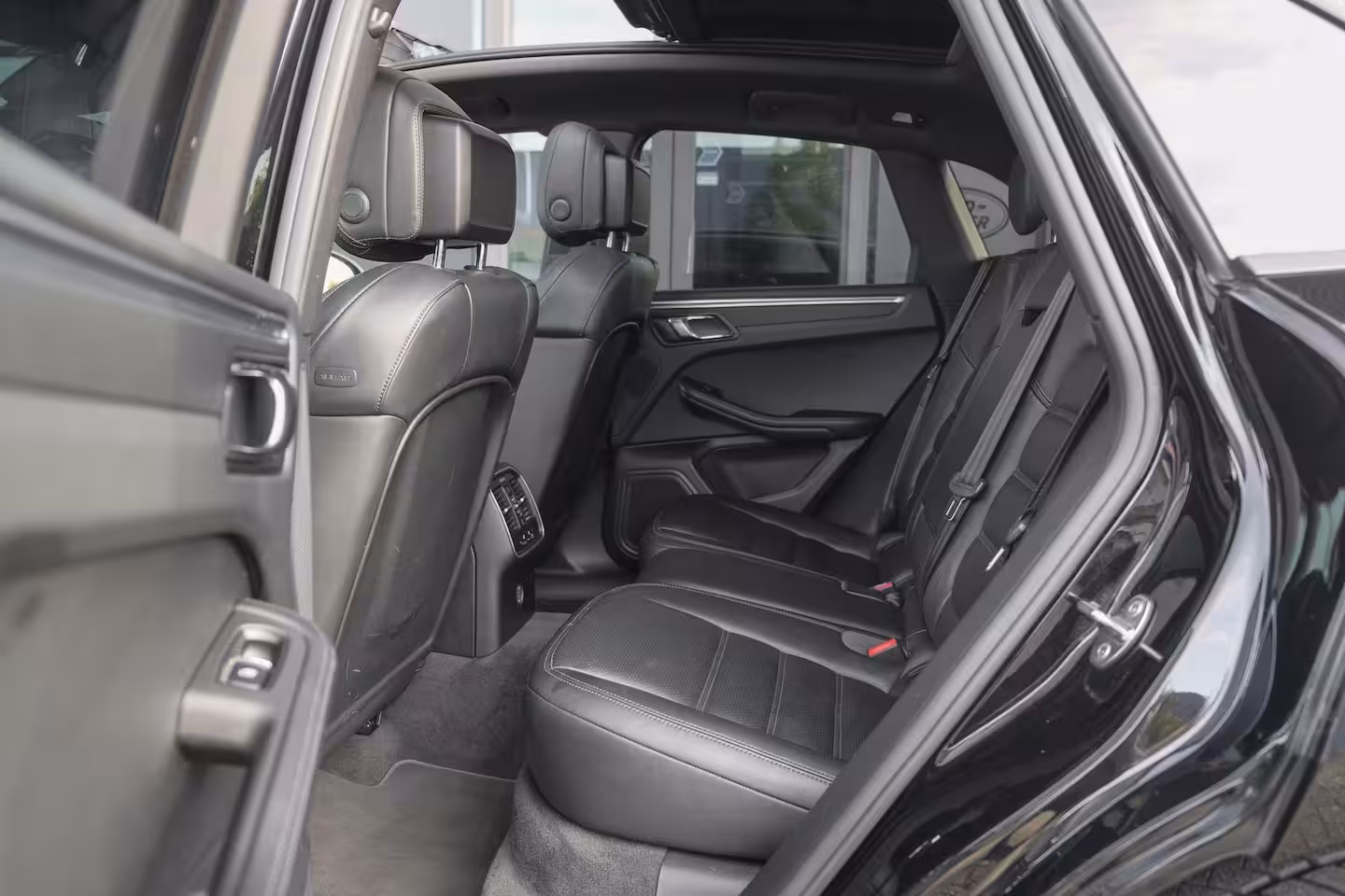 Porsche Macan 2.0 T 252pk Panoramadak Luchtvering Sport chrono 18-weg Sportstoelen Trekhaak elektrisch 2