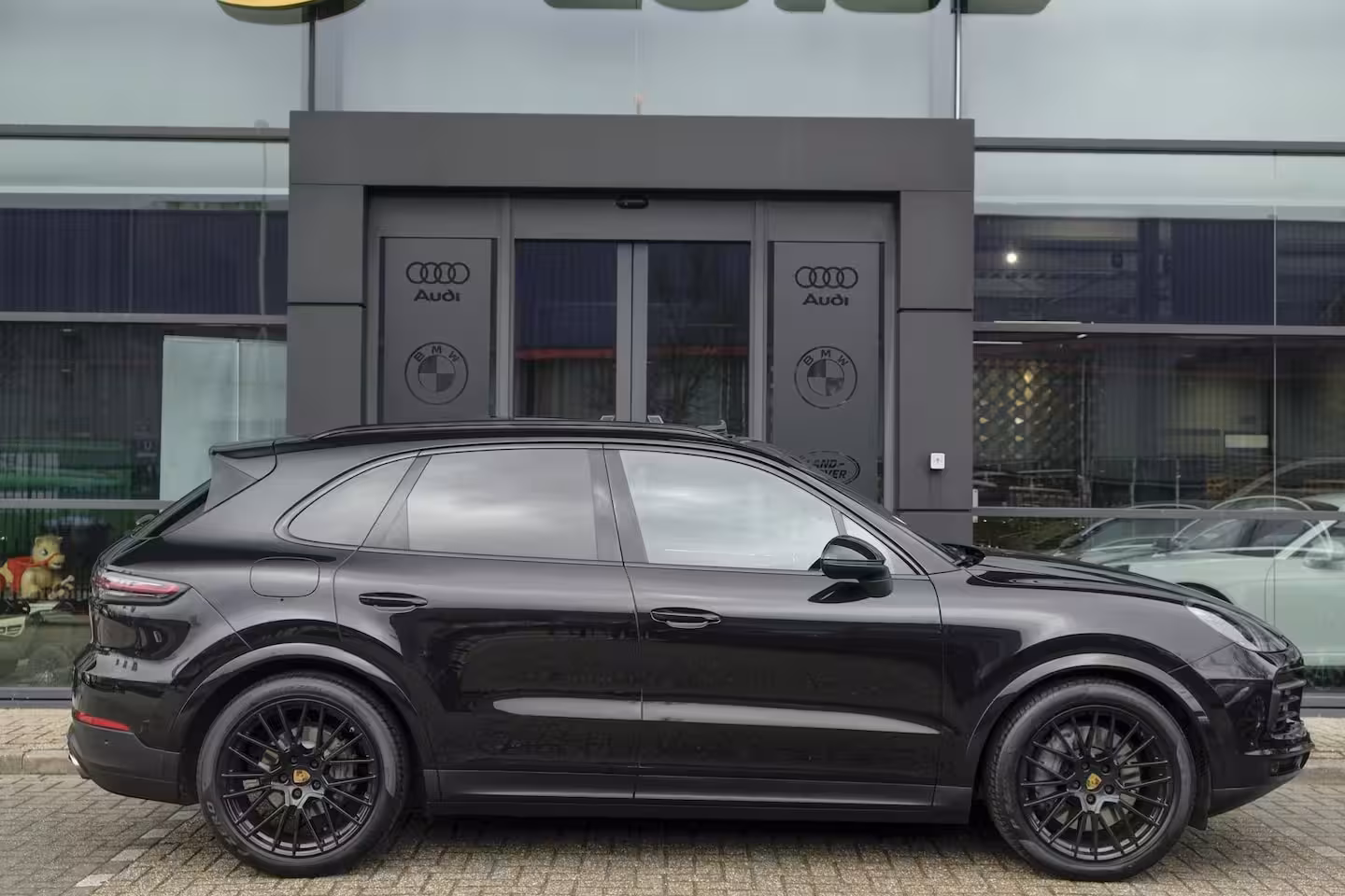 Porsche Cayenne S 2.9 S 441pk Panoramadak Trekhaak elektrisch Comfortstoelen Black edition Luchtvering DAB