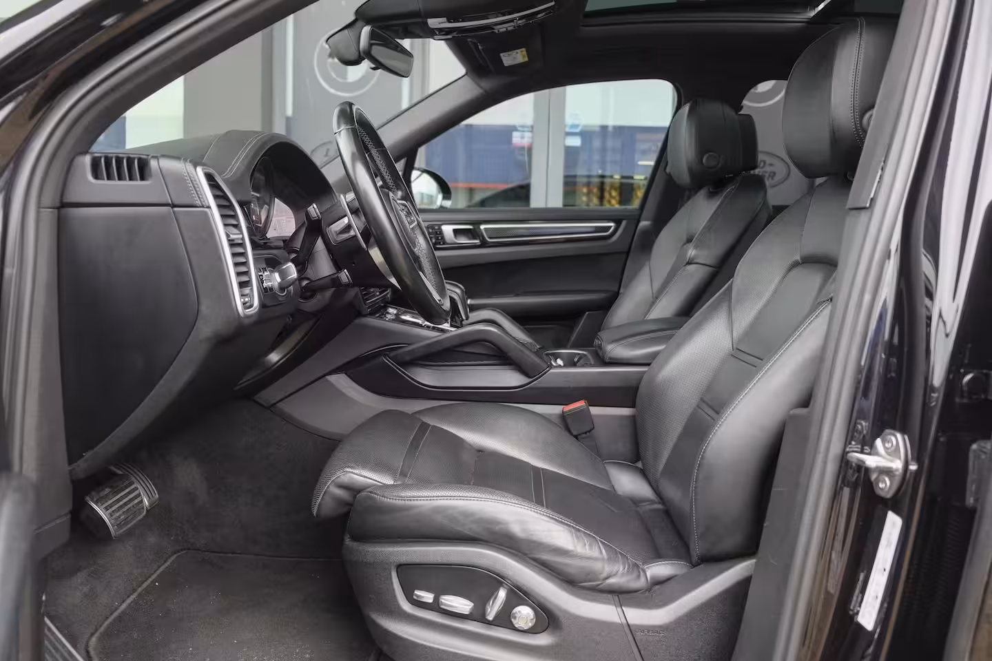 Porsche Cayenne S 2.9 S 441pk Panoramadak Trekhaak elektrisch Comfortstoelen Black edition Luchtvering DAB