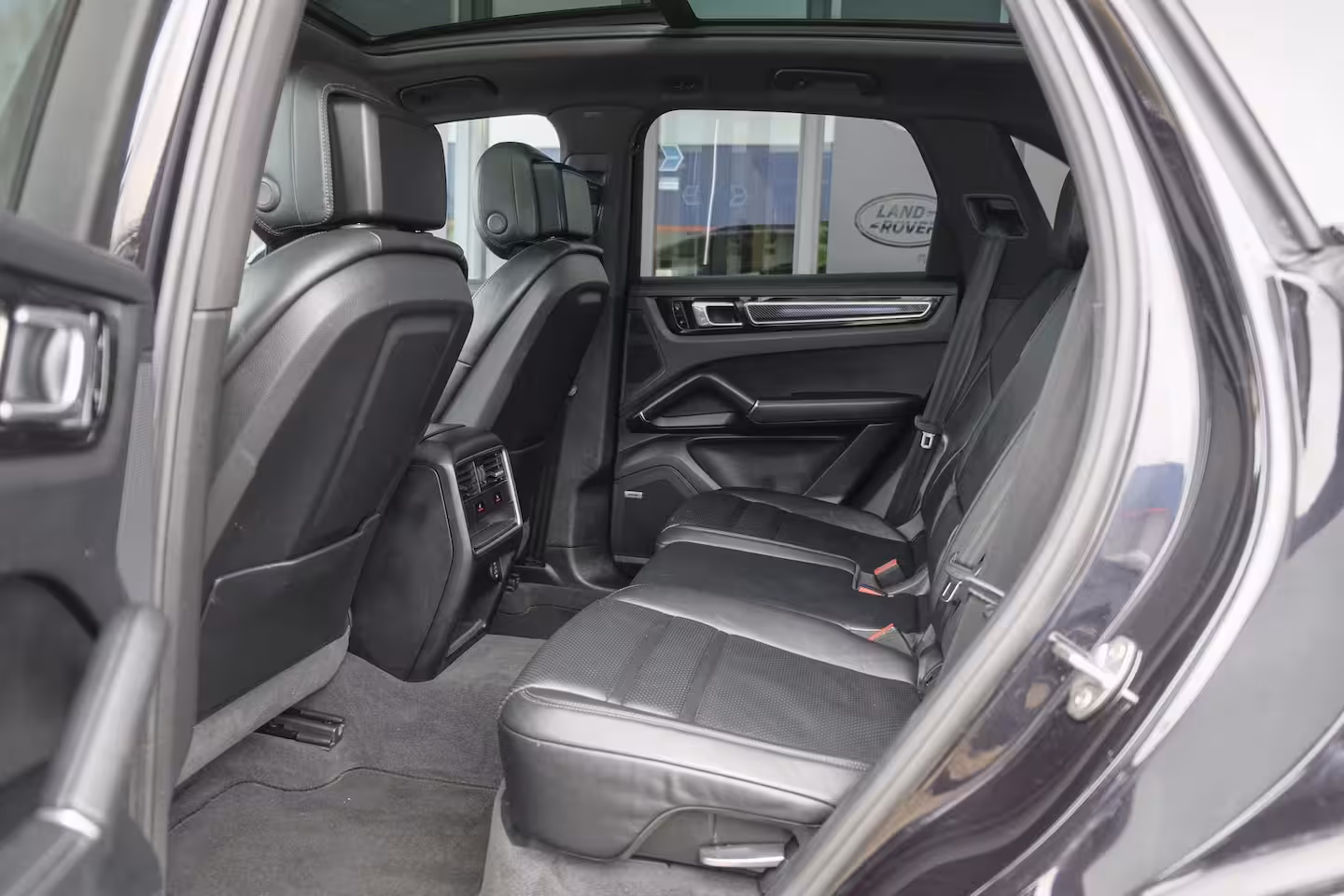 Porsche Cayenne S 2.9 S 441pk Panoramadak Trekhaak elektrisch Comfortstoelen Black edition Luchtvering DAB