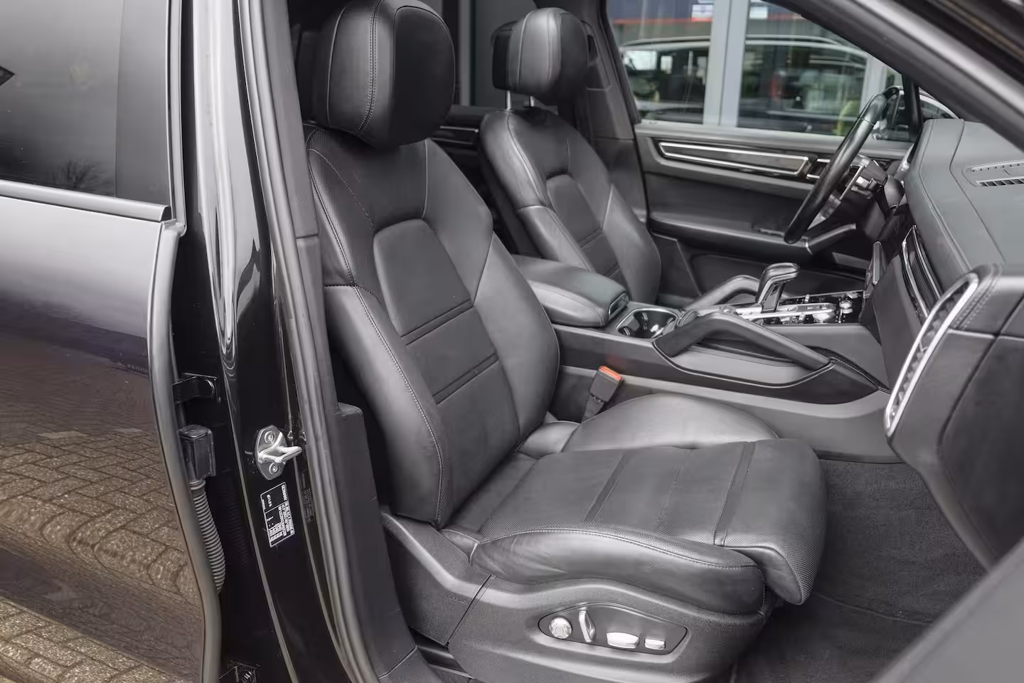 Porsche Cayenne S 2.9 S 441pk Panoramadak Trekhaak elektrisch Comfortstoelen Black edition Luchtvering DAB