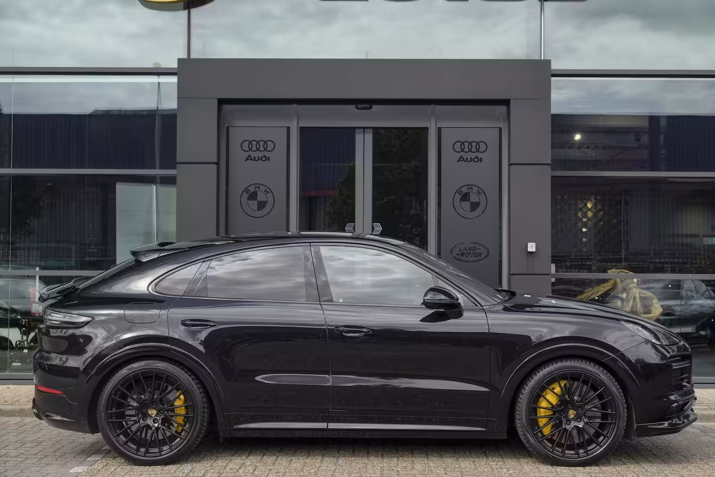 Porsche Cayenne Coupé 4.0 V8 Turbo S 680pk E-Hybrid Panoramadak *SOH 89%* Keramisch *BTW* Massage Trekhaak Stoel