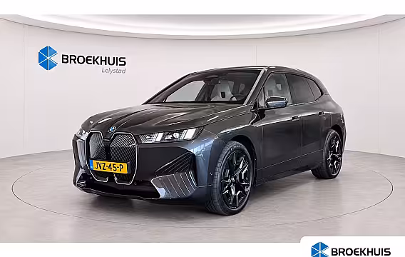 BMW iX xDRIVE45 101KWH / LEDER / FULL-LED / SKY LOUNGE / SOFT-CLOSE / 22" LMV / ELEKTR. TREKHAAK