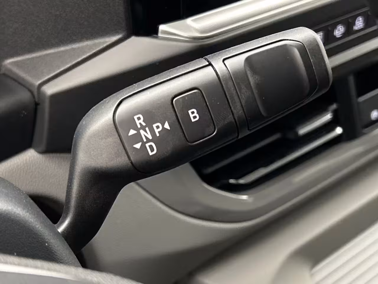Volkswagen Transporter Caravelle Style L2 2.5 eHybrid 233 pk | €4.000 Inruilpremie beschikbaar | 8-zits | Elek. Trekhaak |