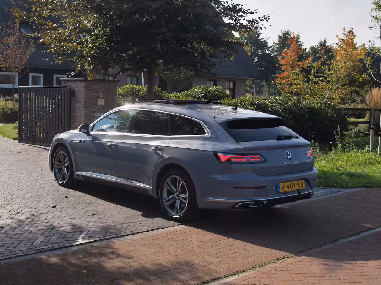 Volkswagen Arteon Shooting Brake 1.4 TSI eHybrid R-Line Business+ | Panoramadak | Trekhaak | Camera | Apple Carplay | Sfeer