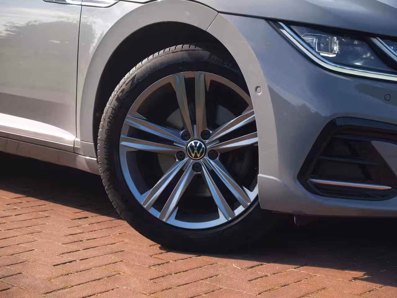 Volkswagen Arteon Shooting Brake 1.4 TSI eHybrid R-Line Business+ | Panoramadak | Trekhaak | Camera | Apple Carplay | Sfeer