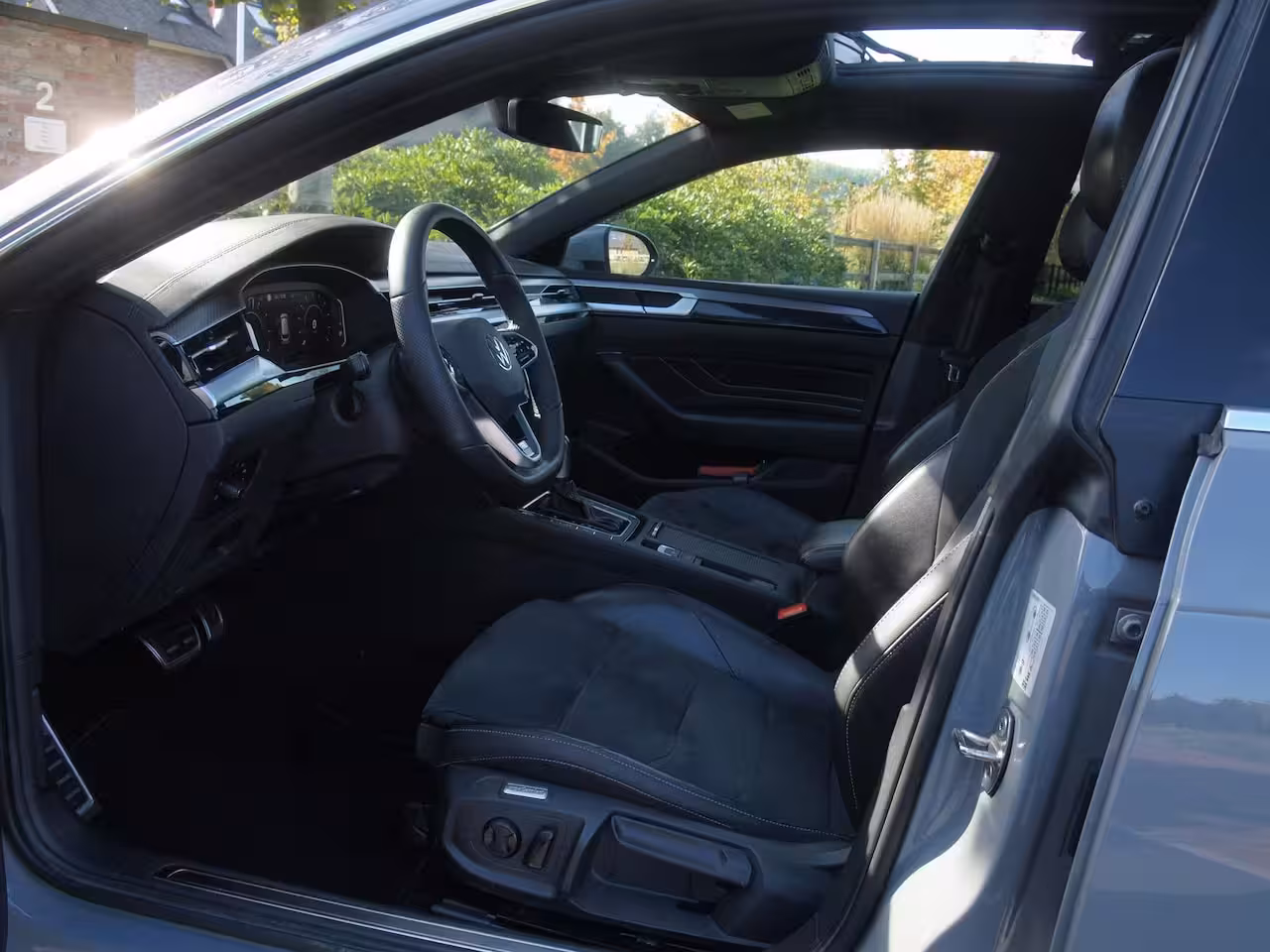 Volkswagen Arteon Shooting Brake 1.4 TSI eHybrid R-Line Business+ | Panoramadak | Trekhaak | Camera | Apple Carplay | Sfeer