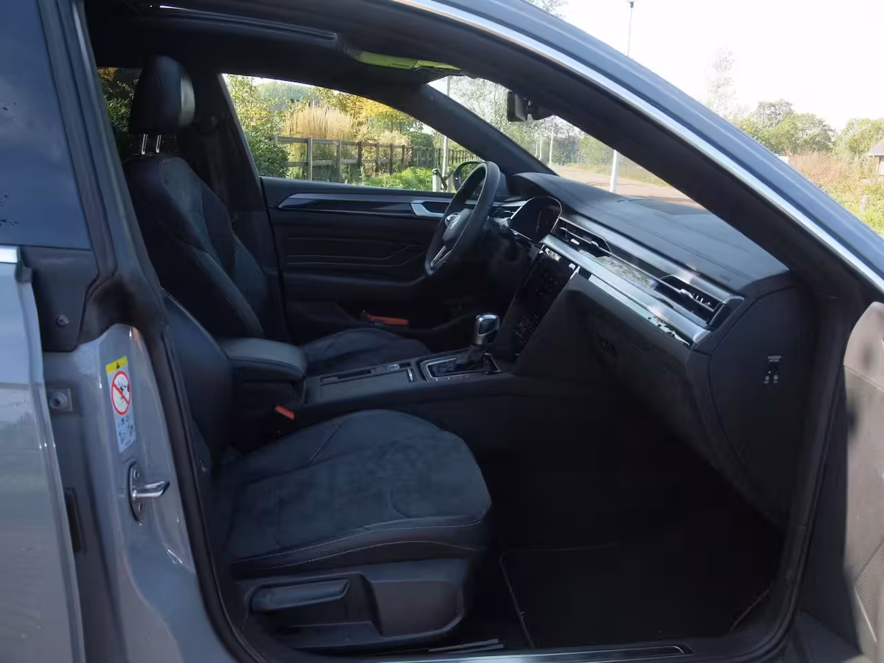 Volkswagen Arteon Shooting Brake 1.4 TSI eHybrid R-Line Business+ | Panoramadak | Trekhaak | Camera | Apple Carplay | Sfeer